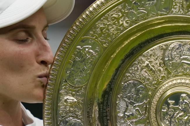 Czech Republic's Marketa Vo<em></em>ndrousova celebrates with the trophy after beating Tunisia's Ons Jabeur in the women's singles final on day thirteen of the Wimbledon tennis champio<em></em>nships in London, Saturday, July 15, 2023. (AP Photo/Alastair Grant)